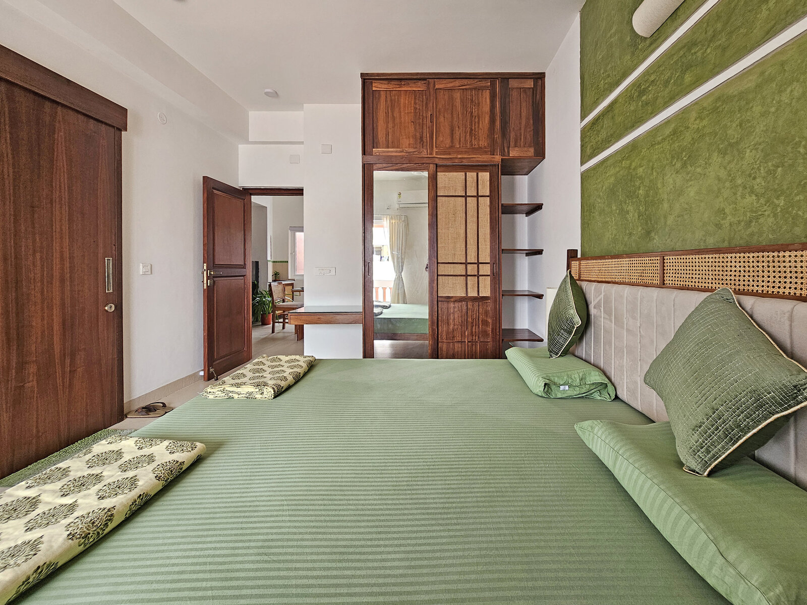 Bedroom one, photo 2