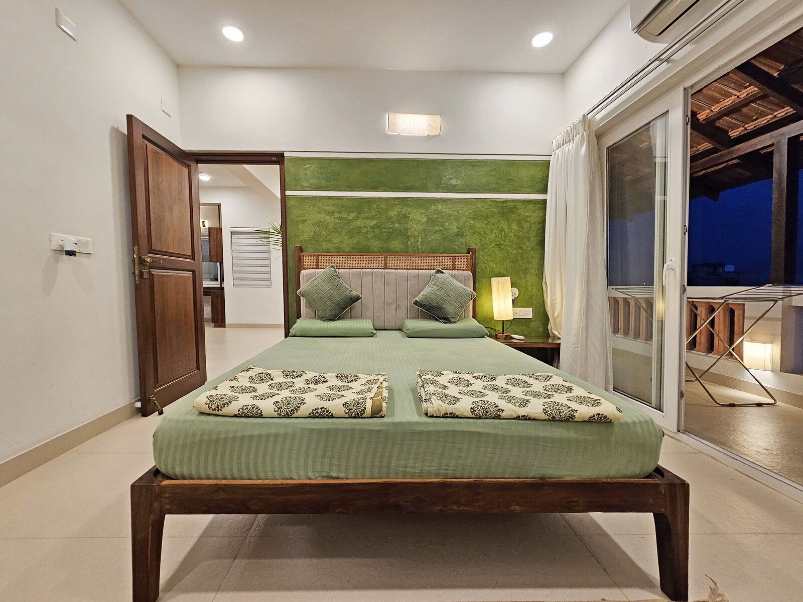 Bedroom one, photo 10