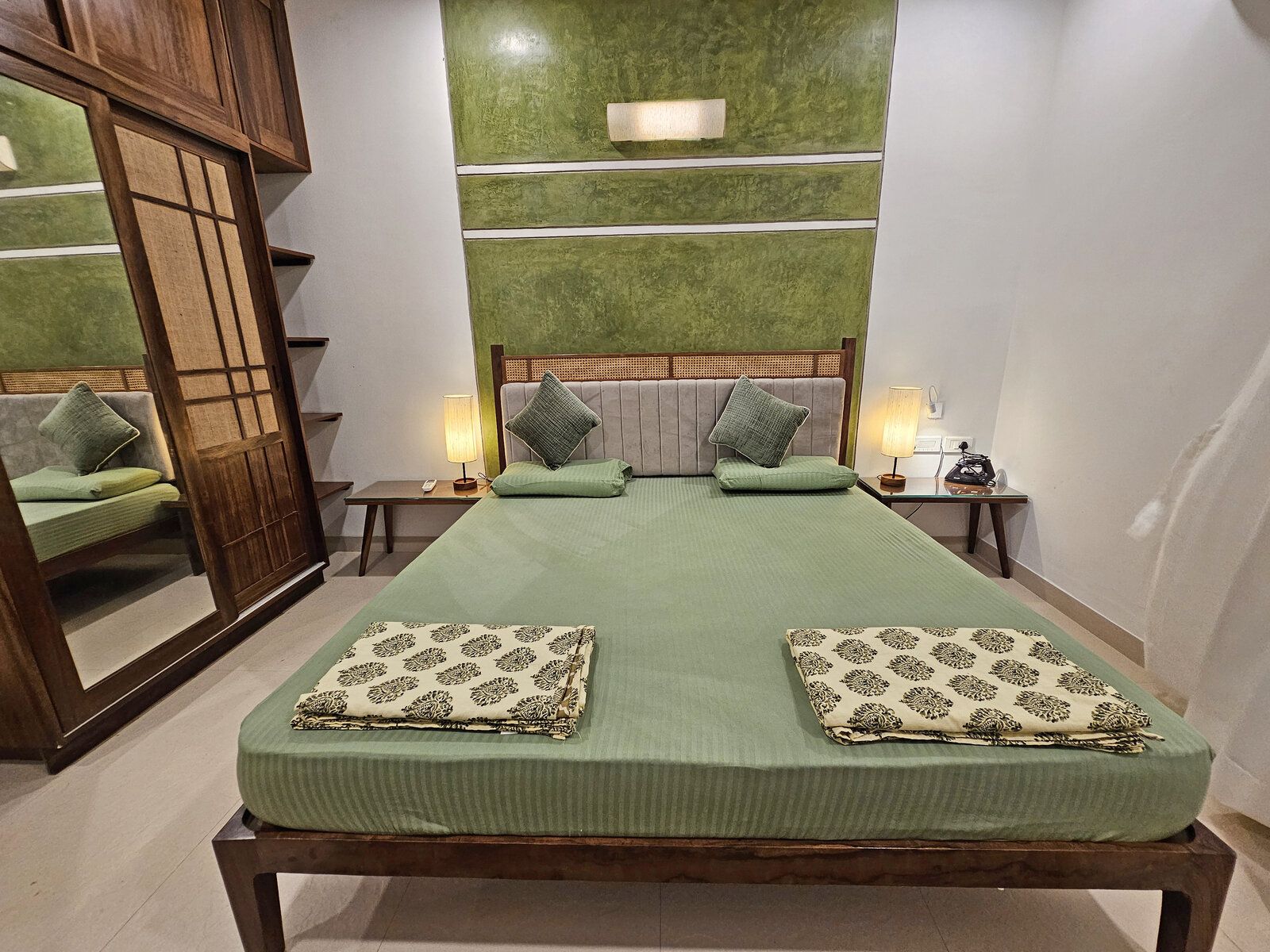 Bedroom one, photo 12
